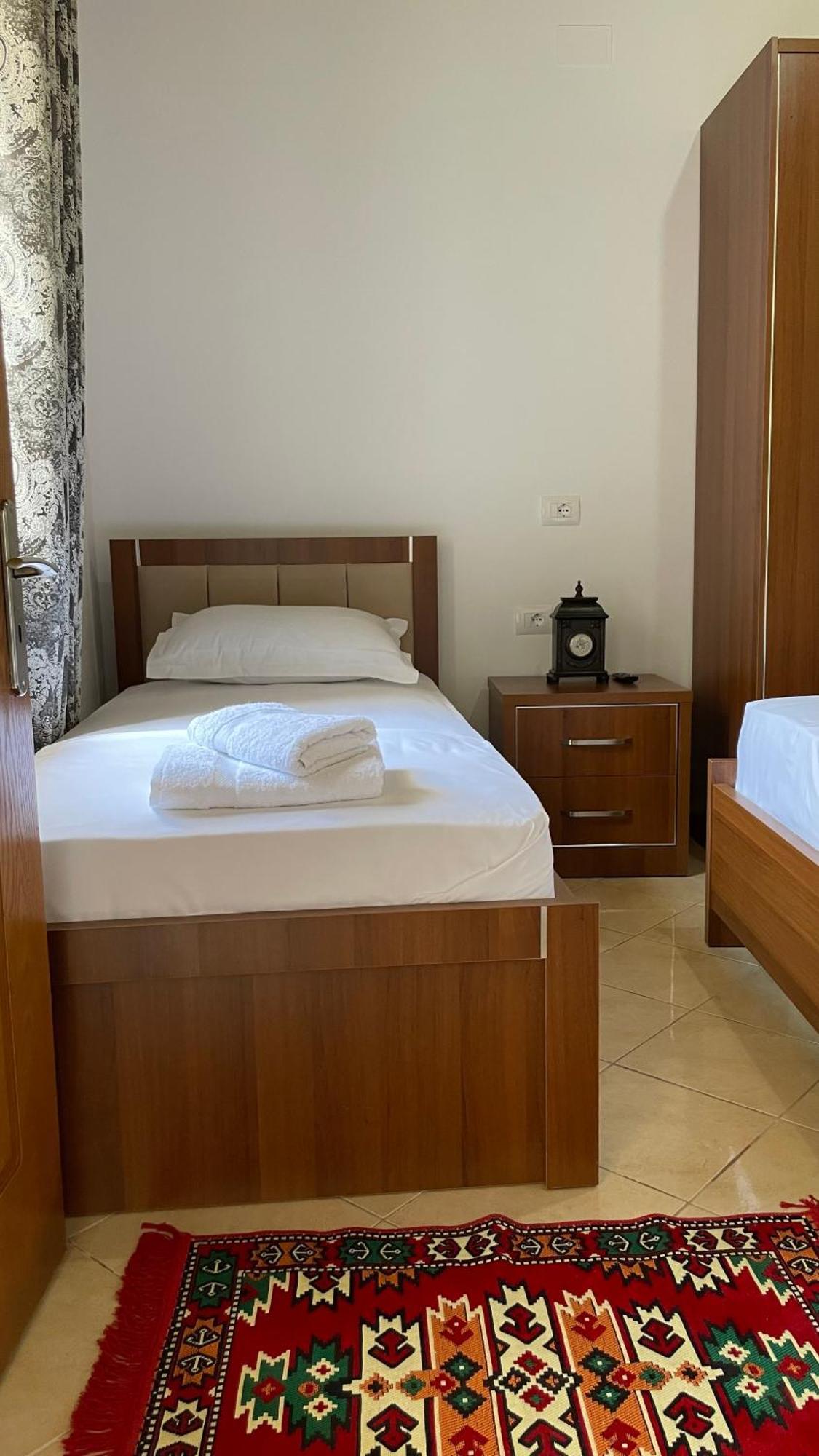 Meroli Guesthouse - Unesco Quarter Берат Экстерьер фото