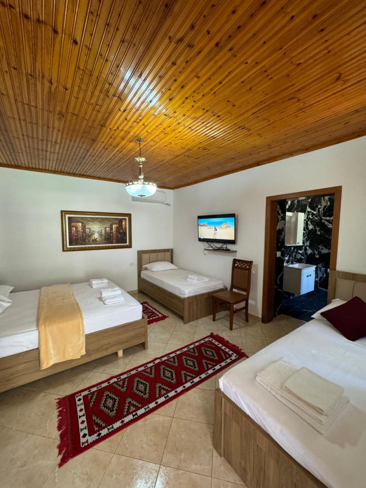 Meroli Guesthouse - Unesco Quarter Берат Экстерьер фото
