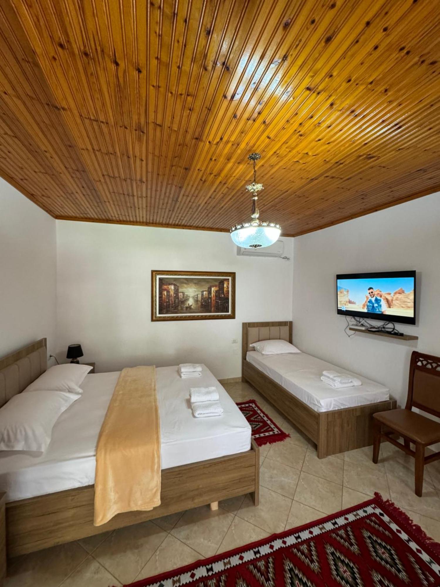 Meroli Guesthouse - Unesco Quarter Берат Экстерьер фото