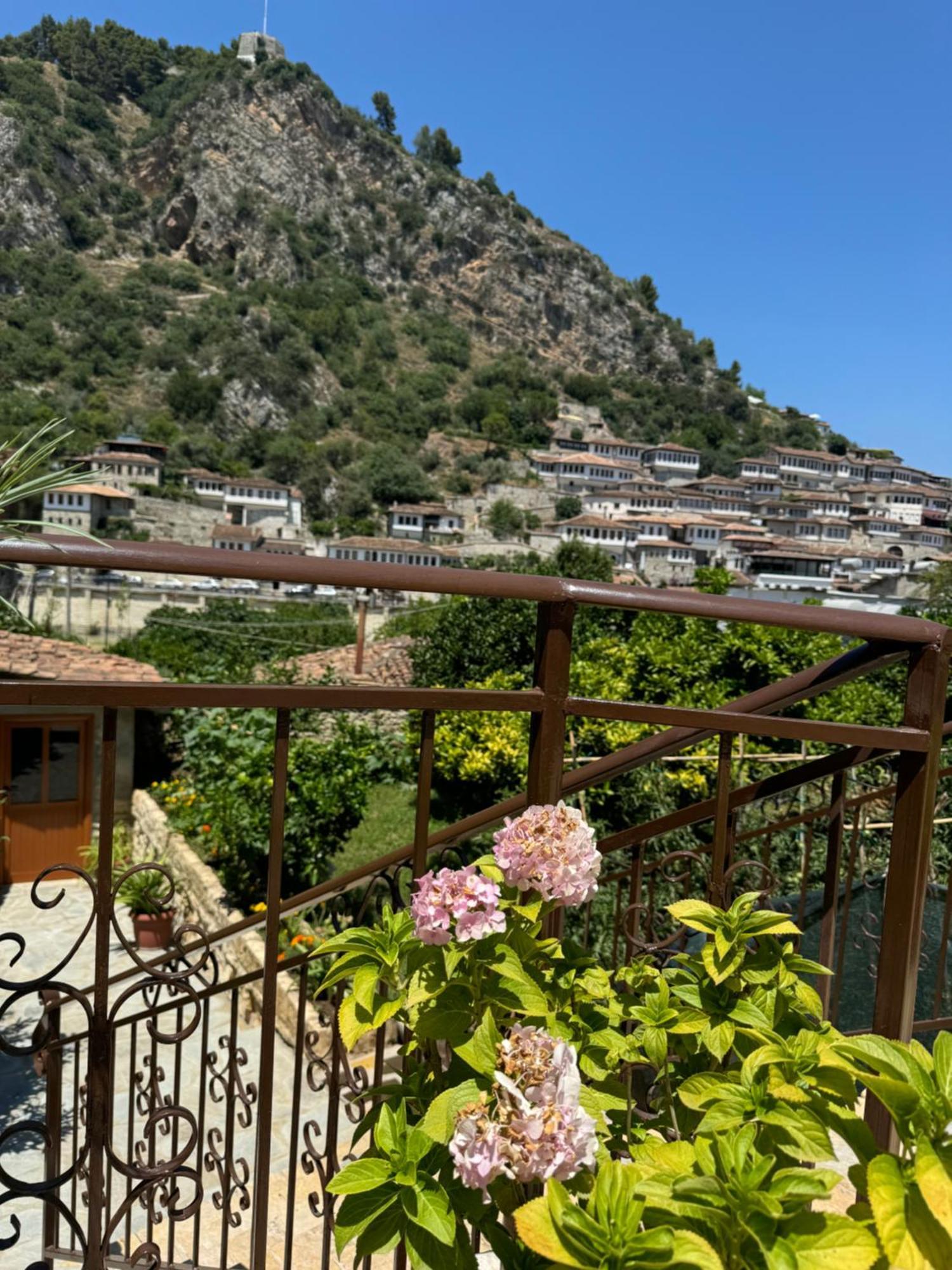 Meroli Guesthouse - Unesco Quarter Берат Экстерьер фото