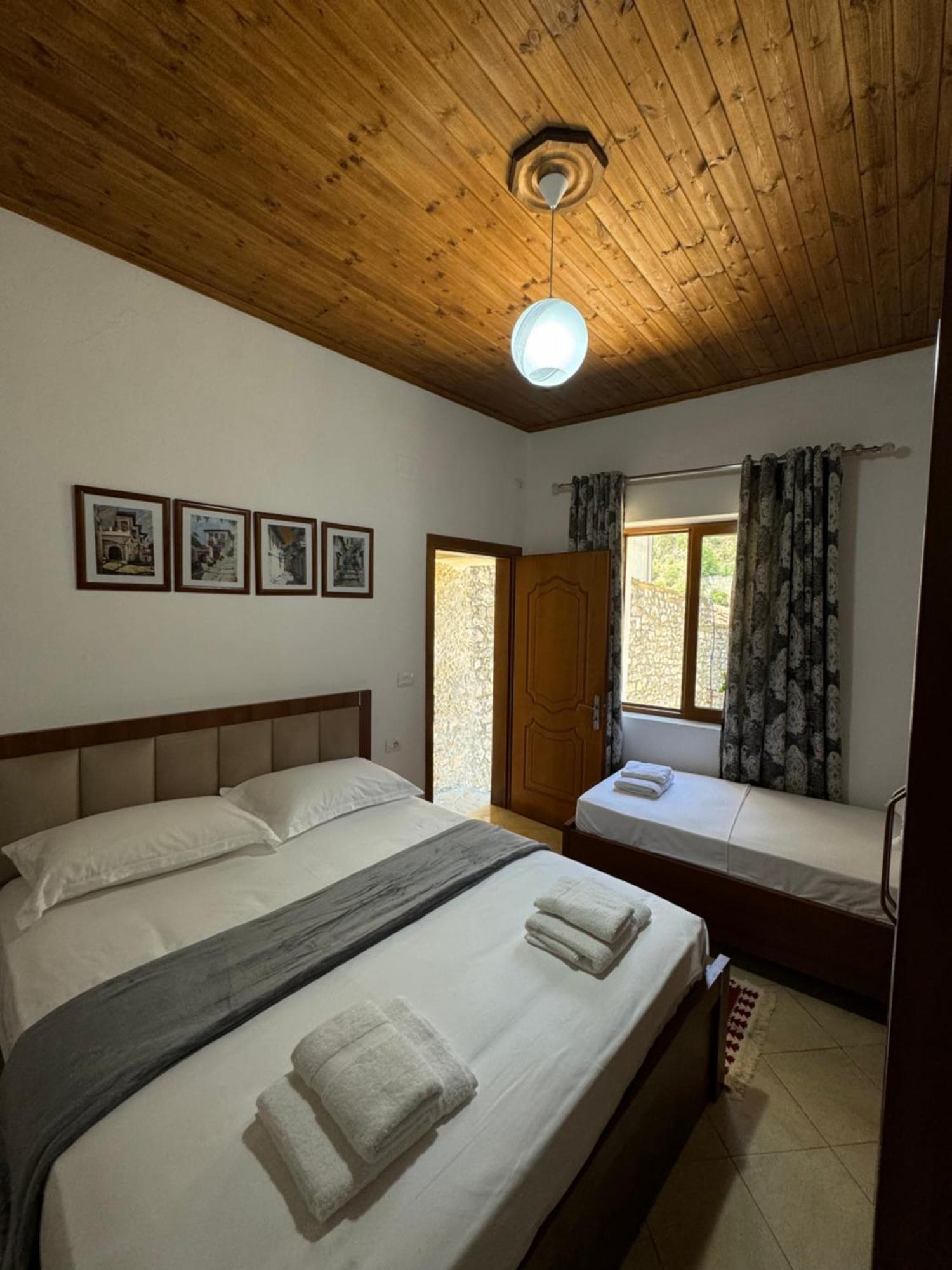 Meroli Guesthouse - Unesco Quarter Берат Экстерьер фото