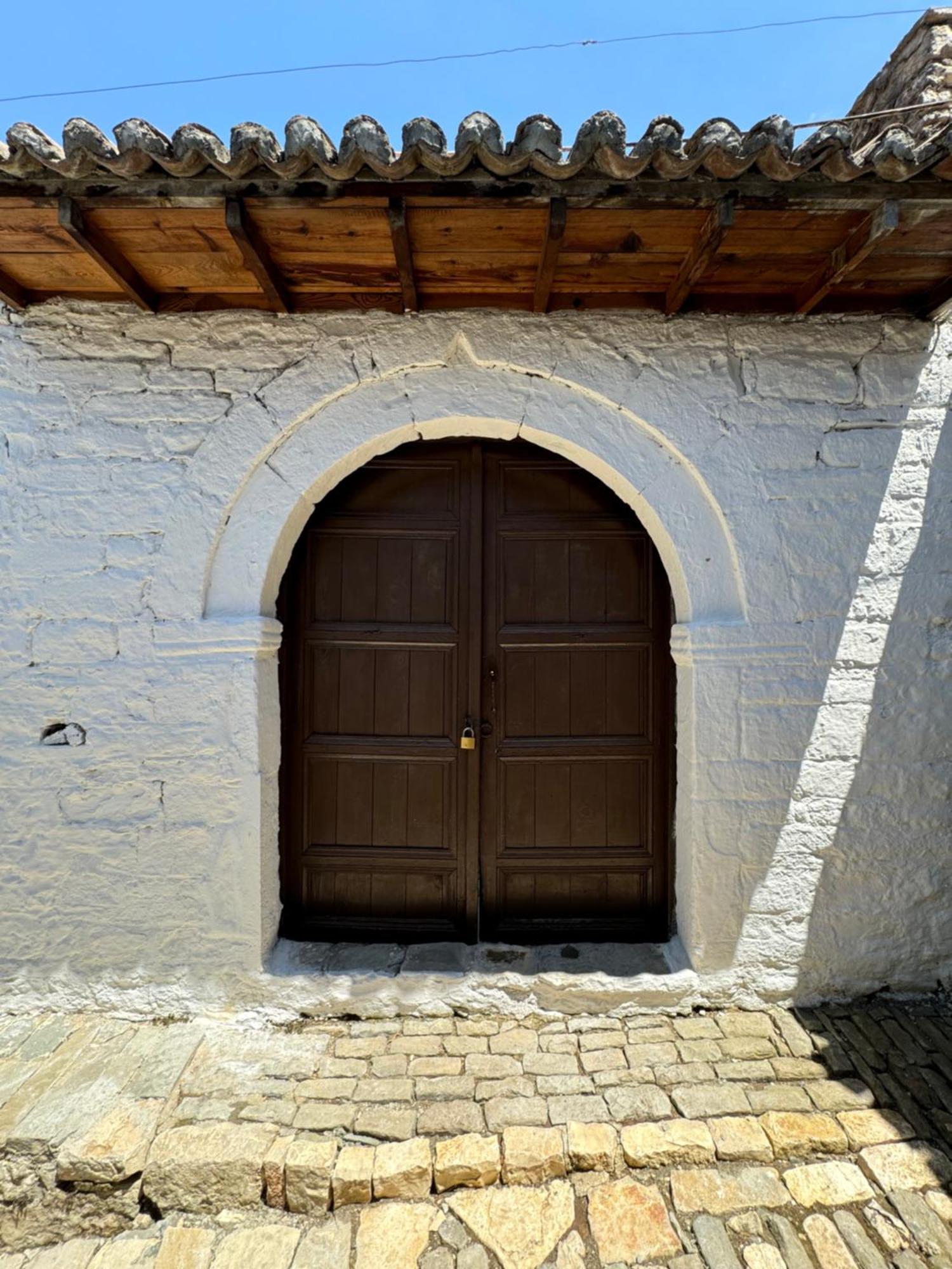 Meroli Guesthouse - Unesco Quarter Берат Экстерьер фото