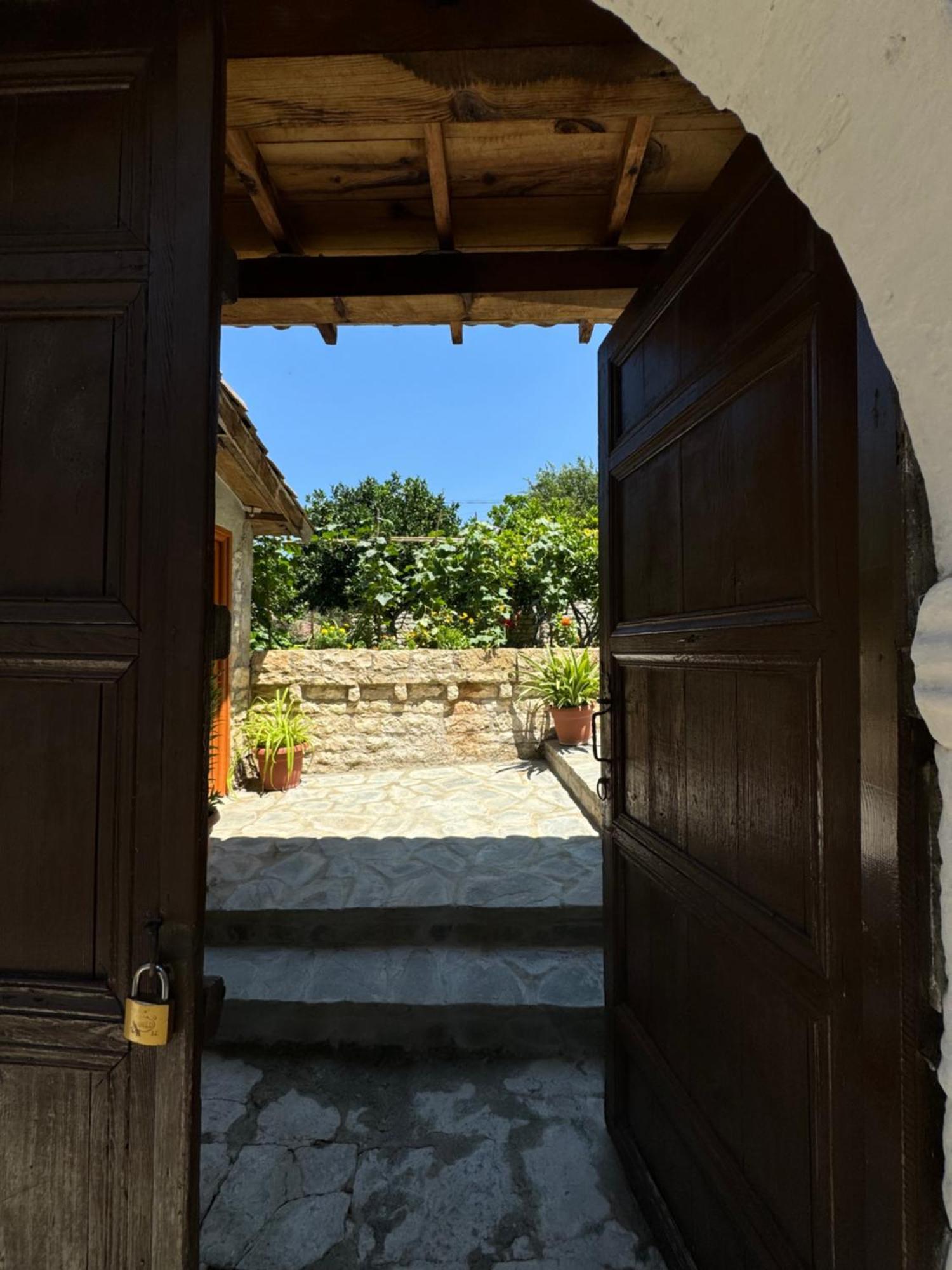 Meroli Guesthouse - Unesco Quarter Берат Экстерьер фото