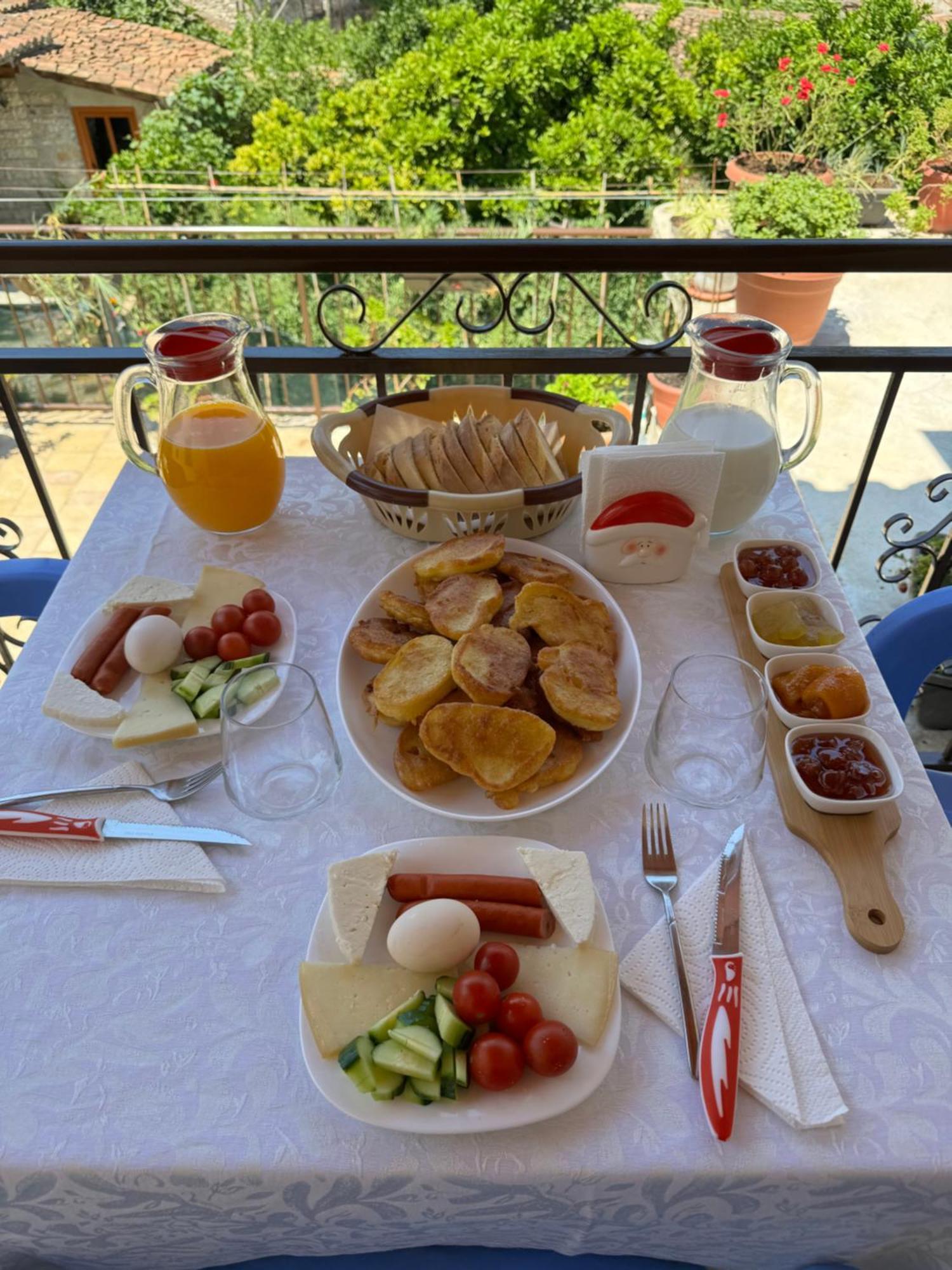 Meroli Guesthouse - Unesco Quarter Берат Экстерьер фото